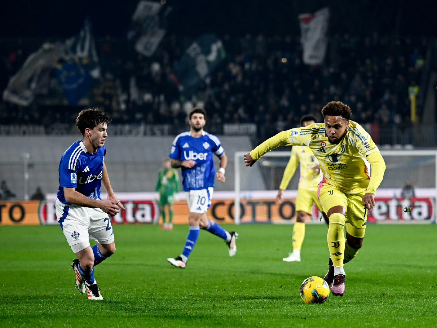 关于尤文图斯客场惨败，无缘足球比赛四强的信息