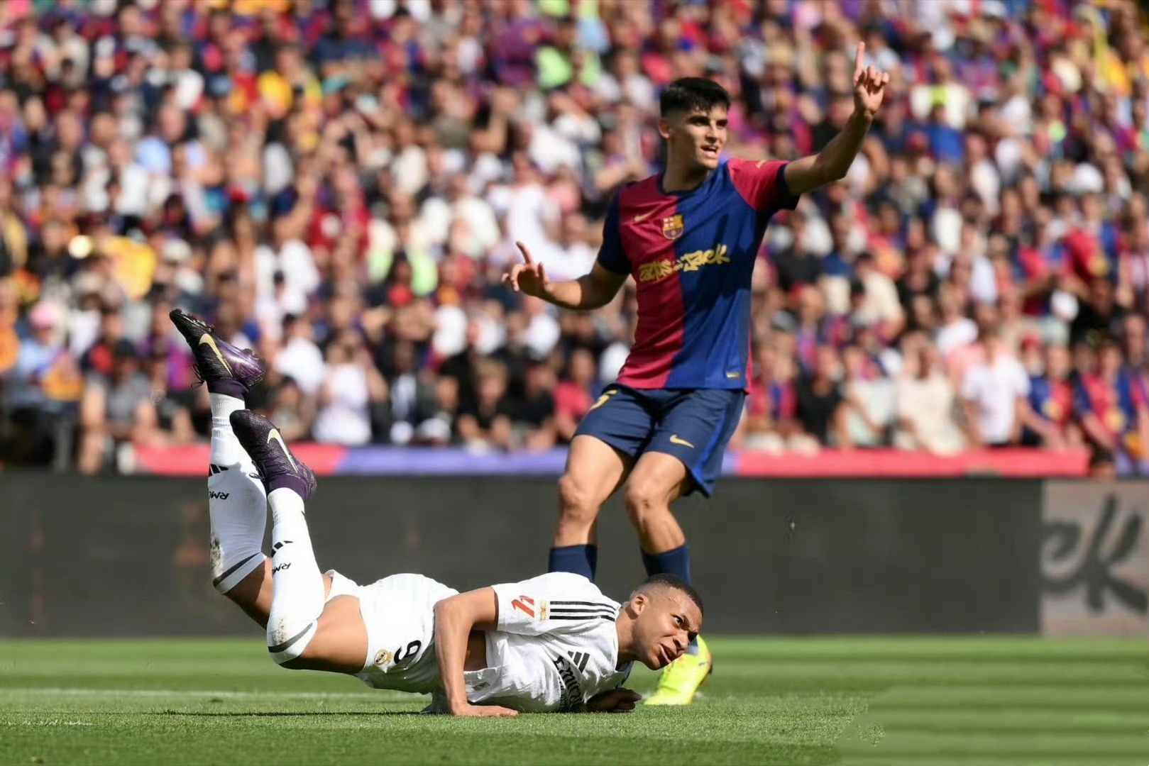 巴塞罗那豪取三分，轻松晋级的简单介绍