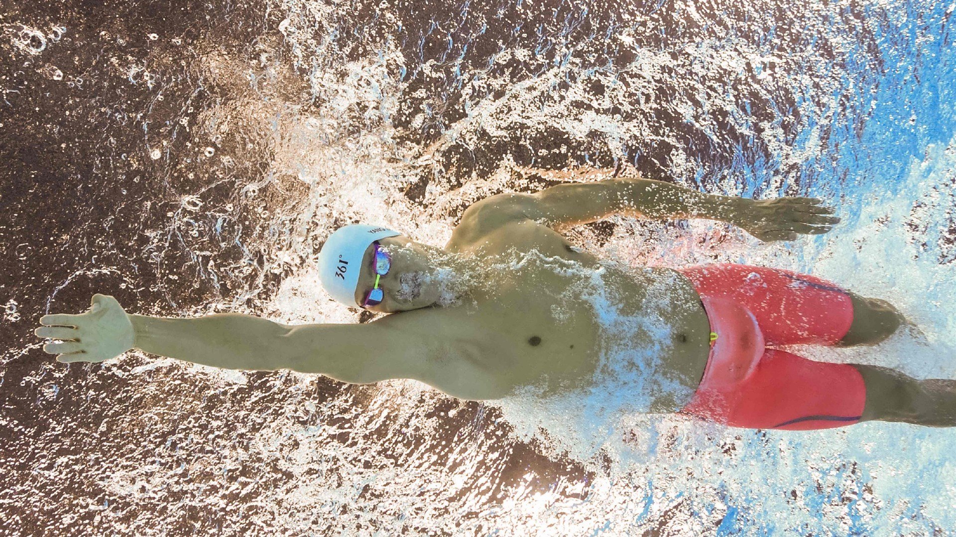 F1新赛季揭幕战之夜，戈贝尔存在感拉满，跨界交错的胜利与存在哲学